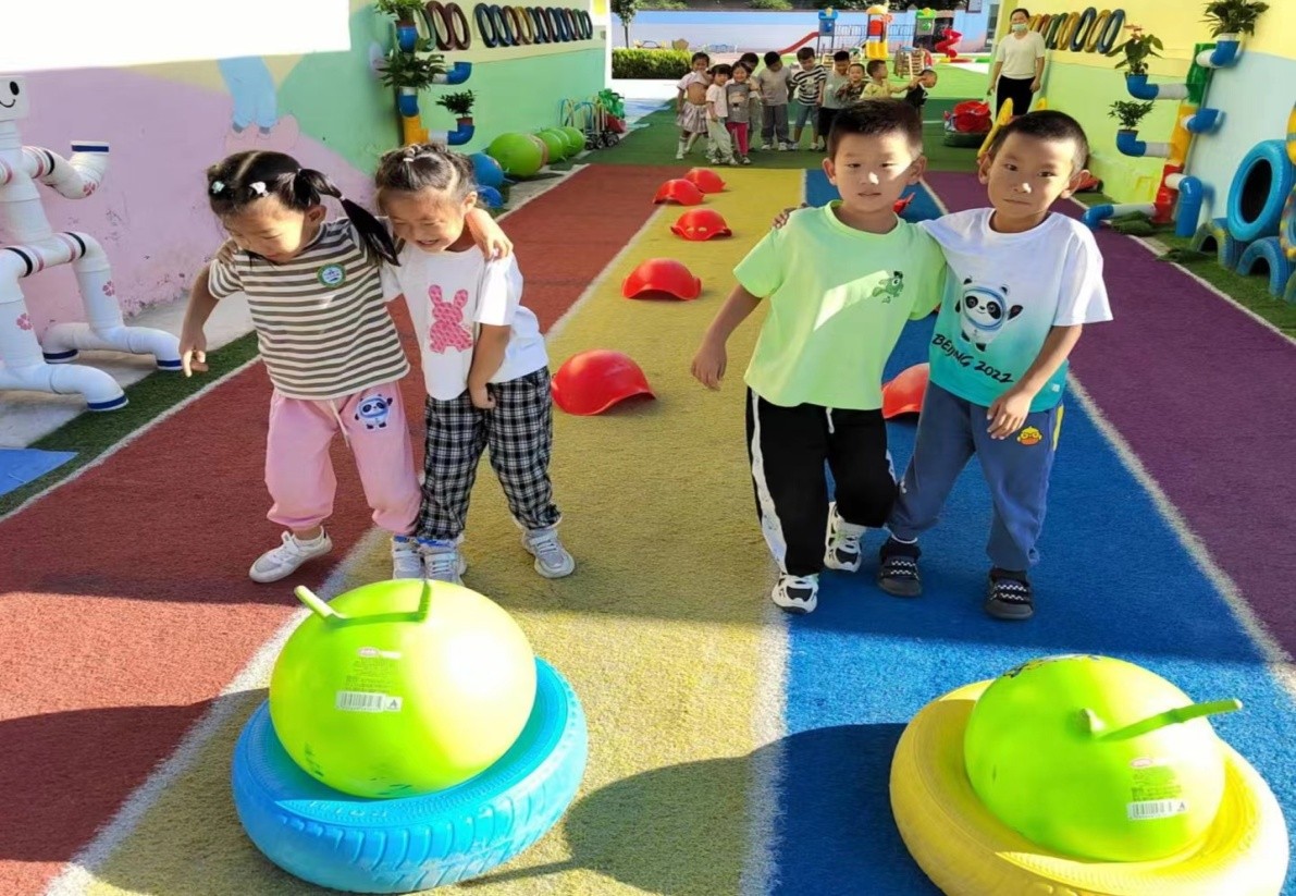 幼儿园大班两人三足游戏创新玩法,两人三足游戏规则幼儿园教案