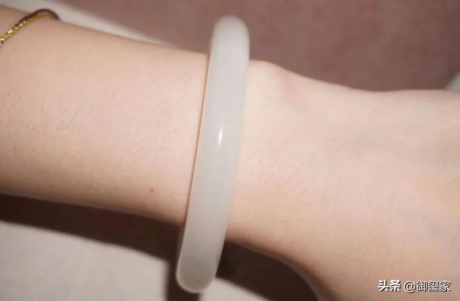 和田玉翠青手镯价格,急售翡翠手镯