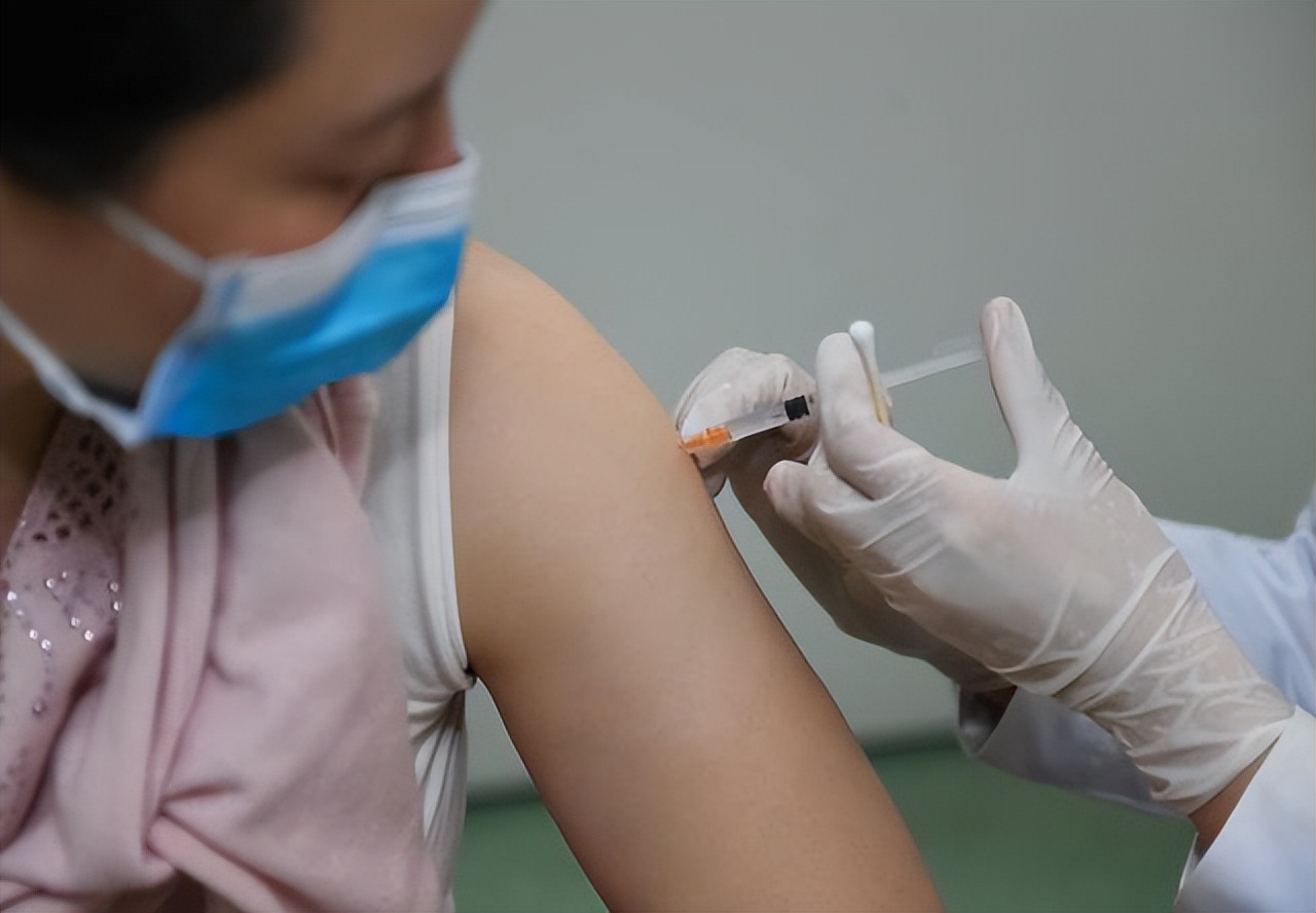 嘴巴周边起水泡是什么,嘴上上火长水泡传染吗