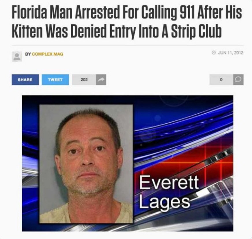 挖掘机抓玩具,挖掘机抓着飞机在飞的视频