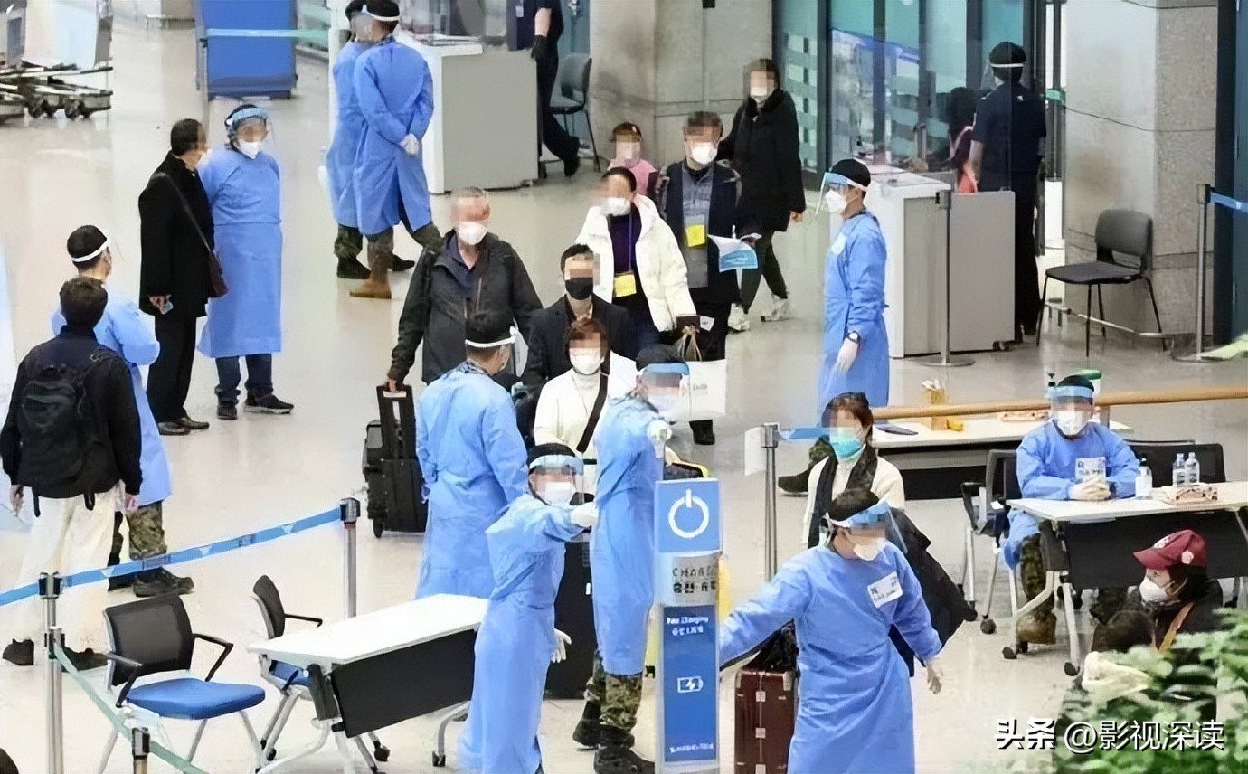 日韩作死？中国人被挂牌贴纸，自费核酸432元，游客：我很满意！