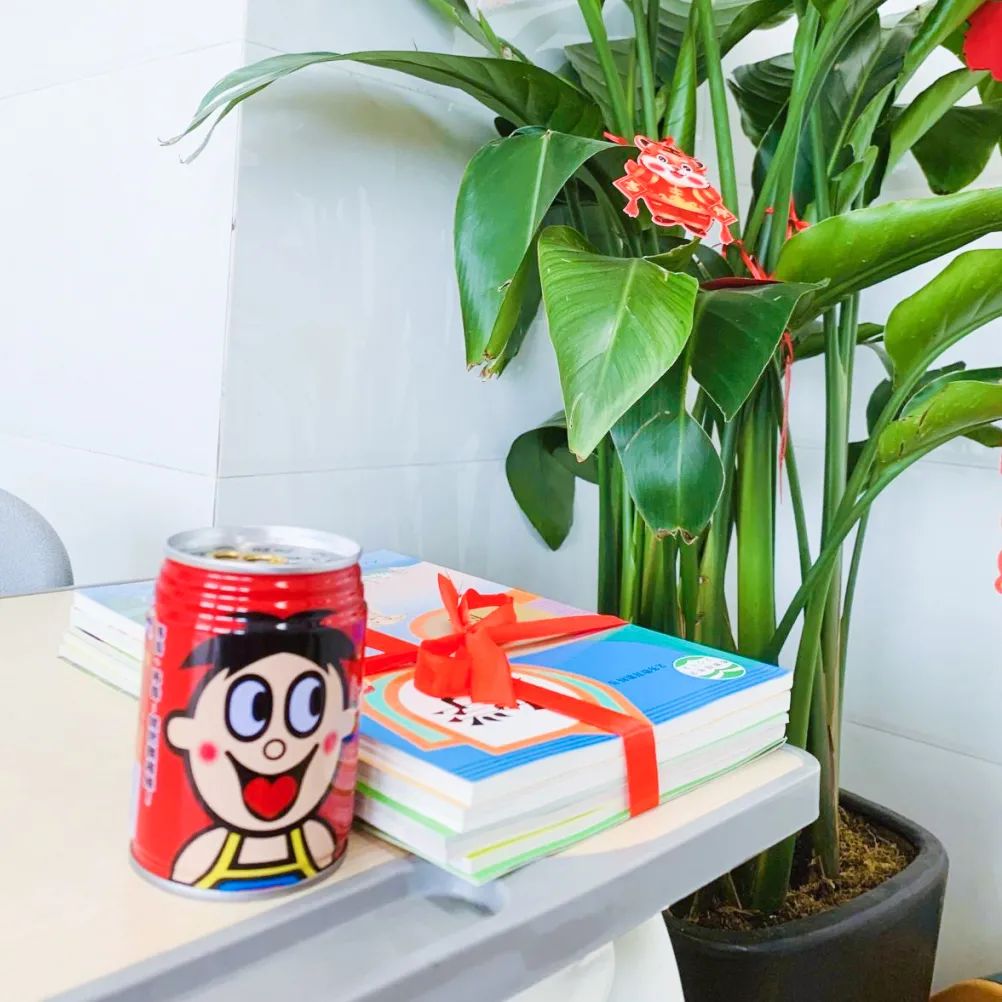 开学季校园展示打卡,开学啦冰墩墩小学生积极向上图片