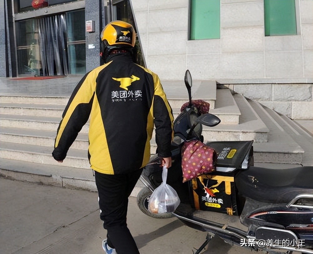 美女瞧不起送外卖的男朋友,女友瞧不起送外卖的男朋友