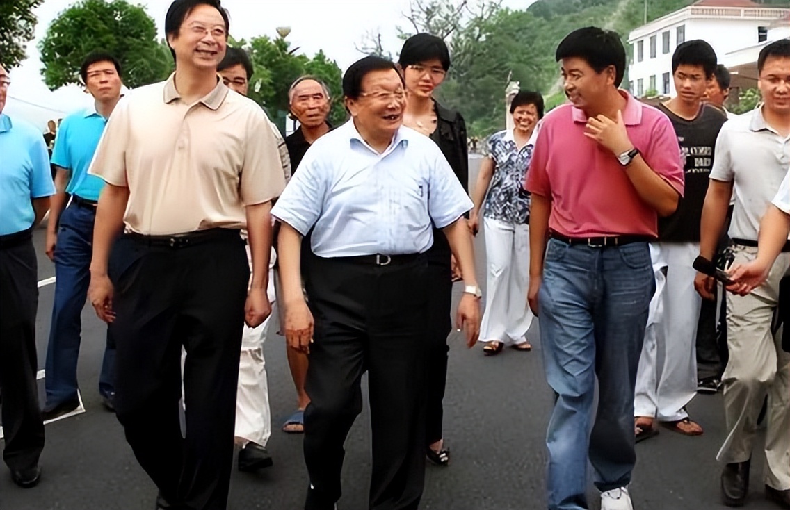 90年代人均桑塔纳，如今负债打工，“天下第一村”的经历令人唏嘘