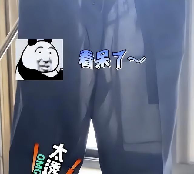 “内衣露出来了，”女大学生抱怨军装单薄透明，学校回应不悦