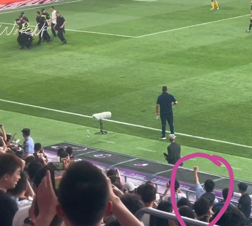 闯球场的球迷,球迷冲进球场拥抱梅西跑了多少米