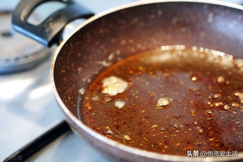 花盆里有花怎么打洞,花盆土壤里留一个洞