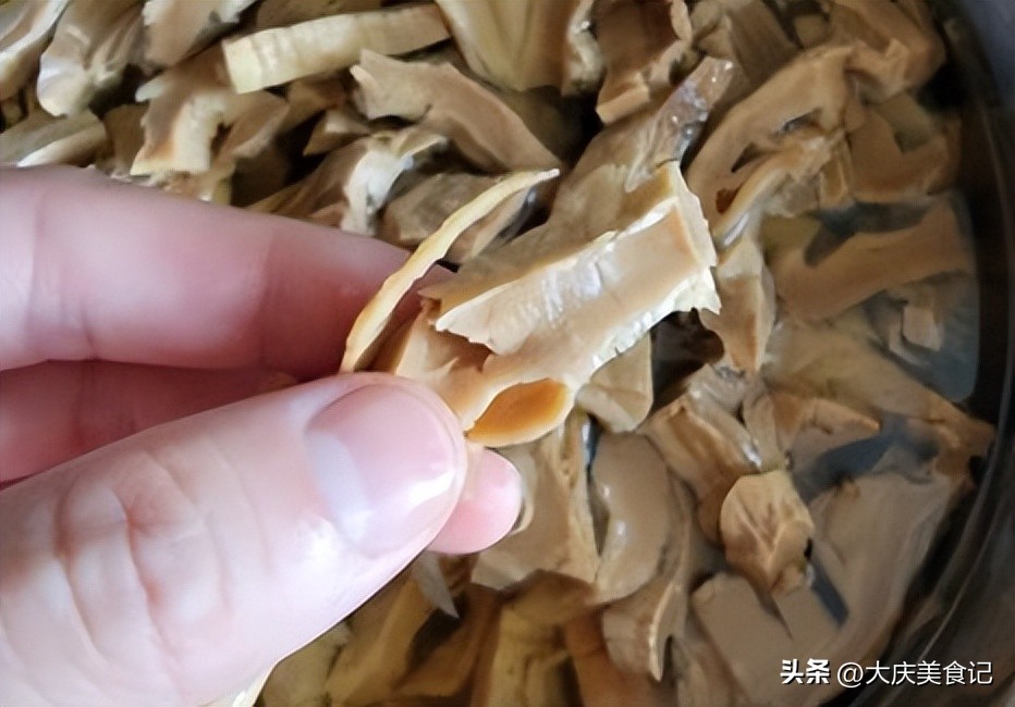 干笋只用水泡发就错了?老厨师:加上这一步,干笋香软脆嫩又入味