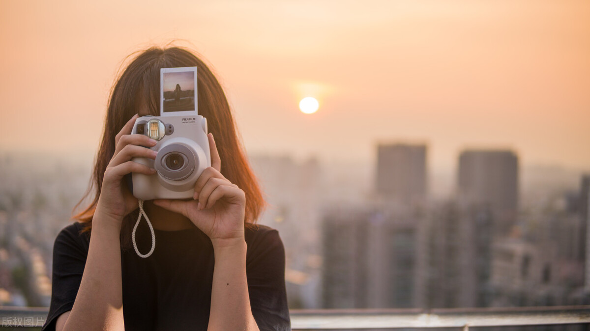 故事：表白男神无情被拒，六年后酒吧重逢，我花13万把他点回家了