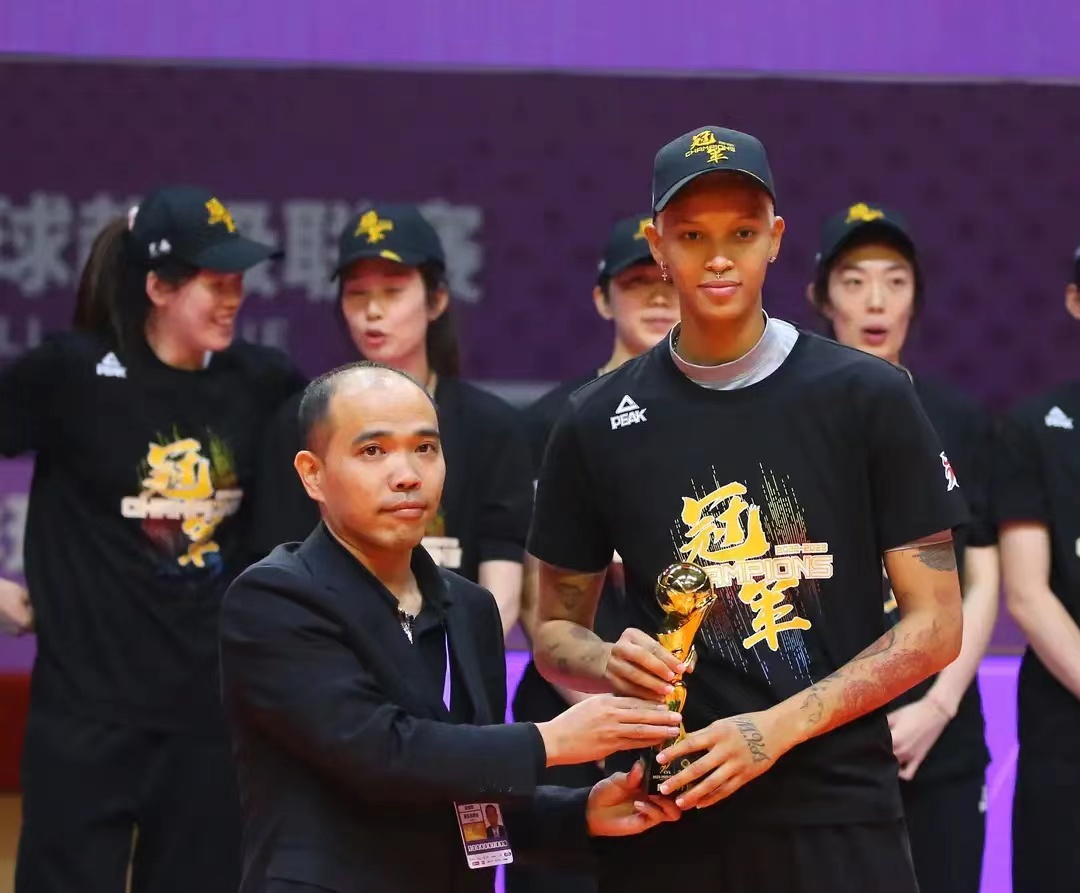 李盈莹等天津女排冠军成员凯旋受欢迎，王宝泉说出广大球迷心愿！