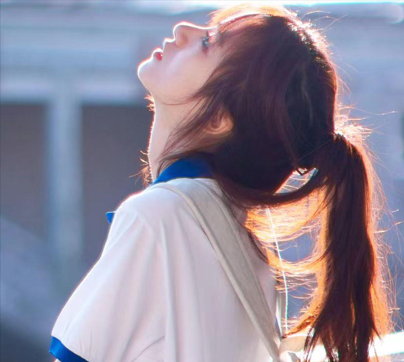 照片里他端坐在病床前，嘴角淡淡的笑，眼里藏着他不曾察觉的情意