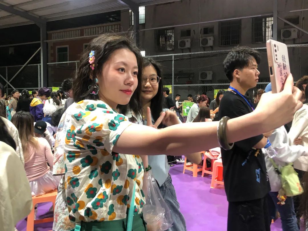 好吃又好玩！大学生和村民一起“摆摊”，现场太热闹......