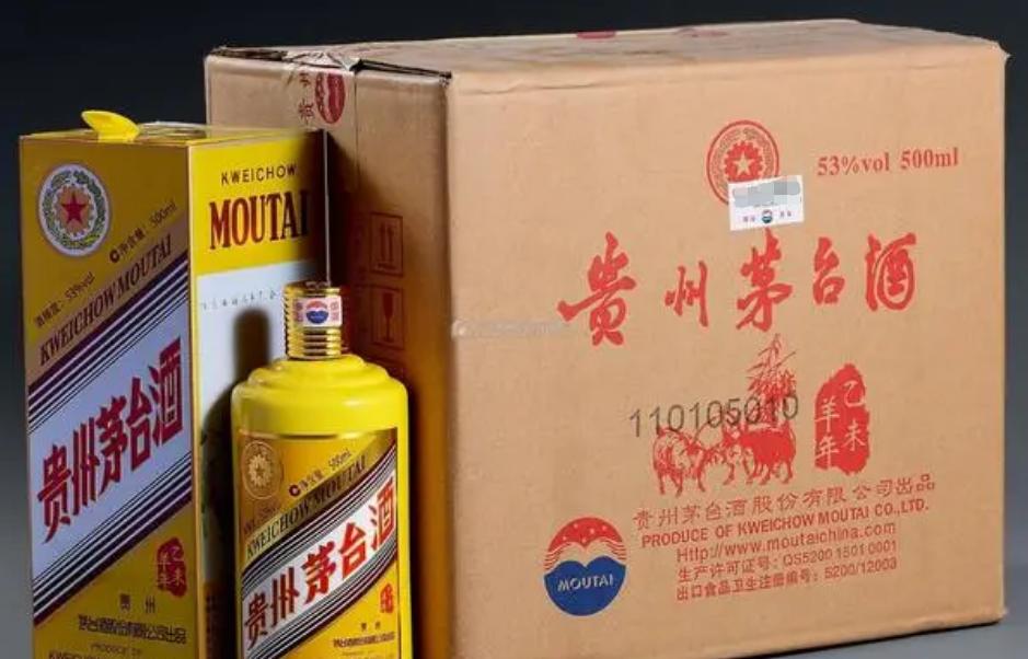 40位同学三亚聚会，游轮上摆宴席，20道贵菜10瓶茅台，账单50万