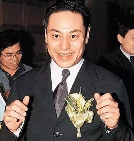 香港穷小子，做房地产身家20亿，疯狂泡女明星，却47岁在东莞猝死