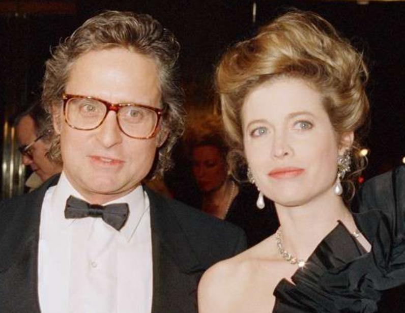 泽塔琼斯：和大25岁老公像同龄人，女儿没她漂亮，儿子遗传高颜值