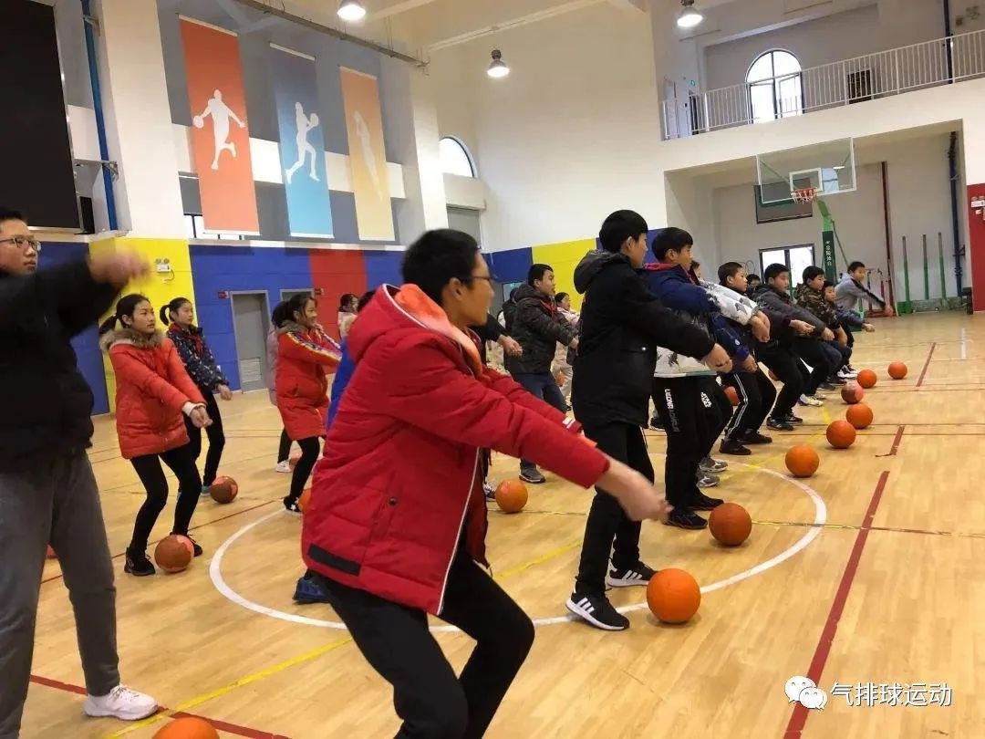 初学者垫排球教程视频,排球快速掌握垫球技巧教学