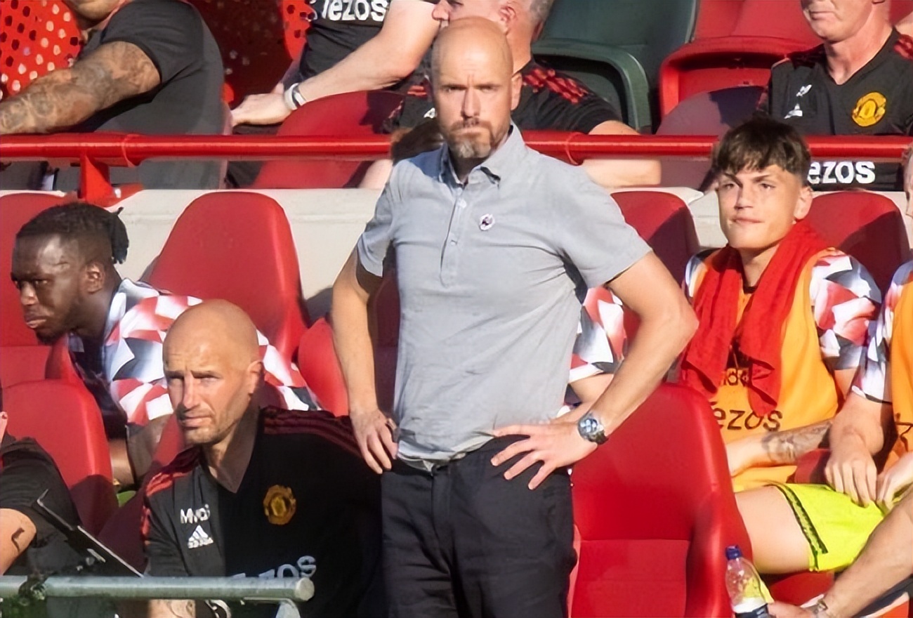 曼联2比1逆转布伦特福德滕哈格,曼联1-2爆冷输球滕哈赫遭开门黑