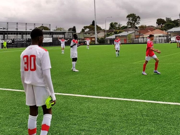 在悉尼PenshurstPark彭斯赫斯特公园球场，看一场社区少年足球赛