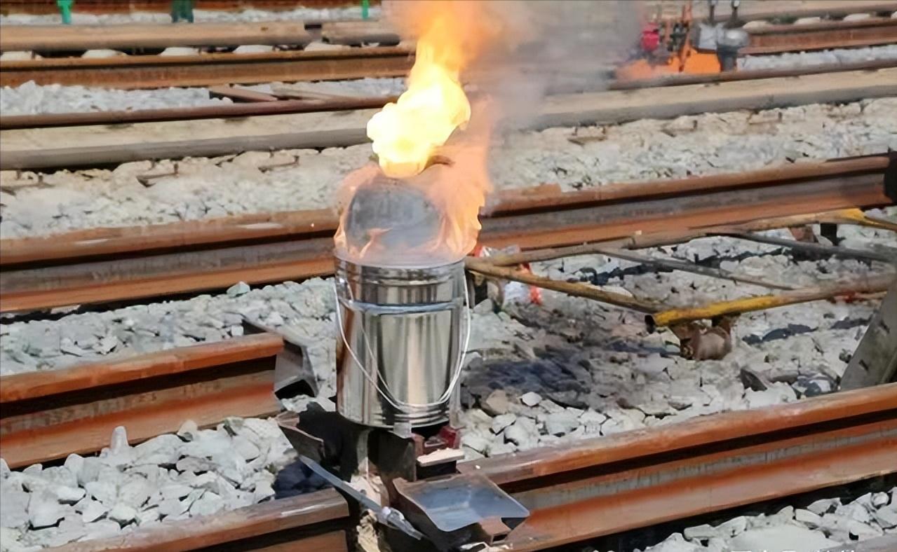 无缝钢轨防止热胀冷缩的原因,无缝钢轨如何解决热胀冷缩