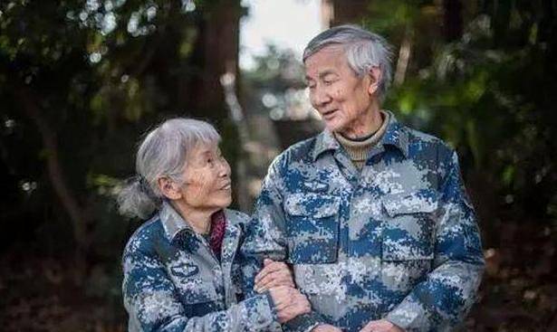 身穿15元鞋子老人向社会捐款1000万,老人穿15元鞋给家乡捐款1000万