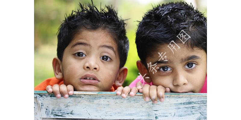 我坐月子,母亲说摔伤腿不能来,出月子后去娘家,见到母亲我愣住