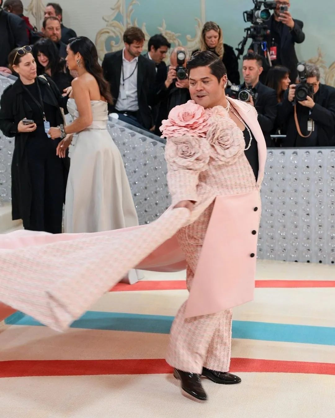 拖把头、海底生化人穿搭，美国这最受瞩目的一夜，如“群魔乱舞”