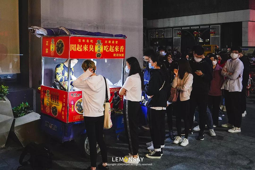 “股东们，那个男人又摆摊了！”