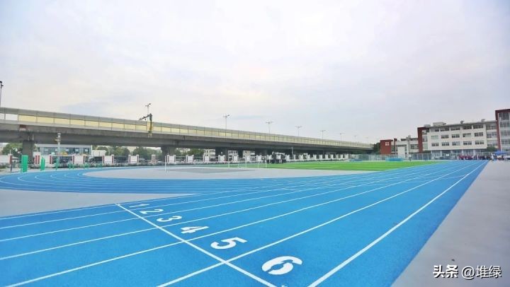 在刚竣工3天的运动场上比赛,是一种什么体验?