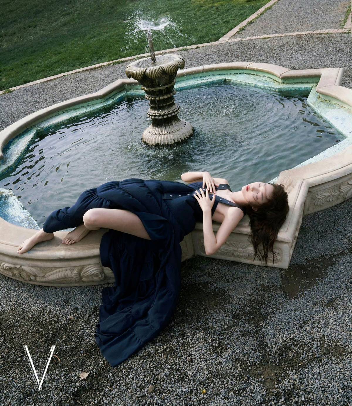 周冬雨巴黎时装周看秀造型,周冬雨vogue活动造型同款模特衣服