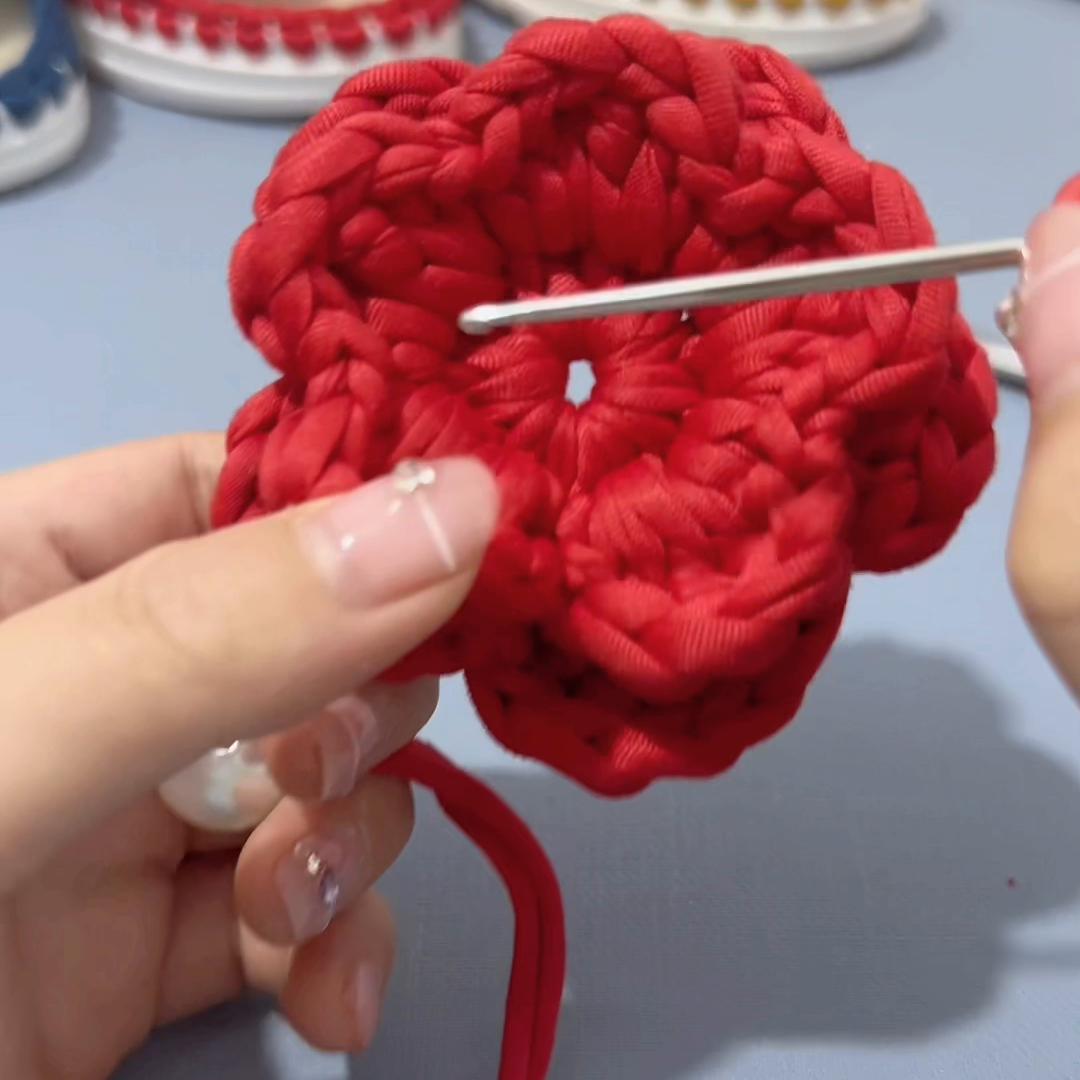 布条线编织桃花凉拖鞋视频教程,拼色布条线凉拖鞋编织教程