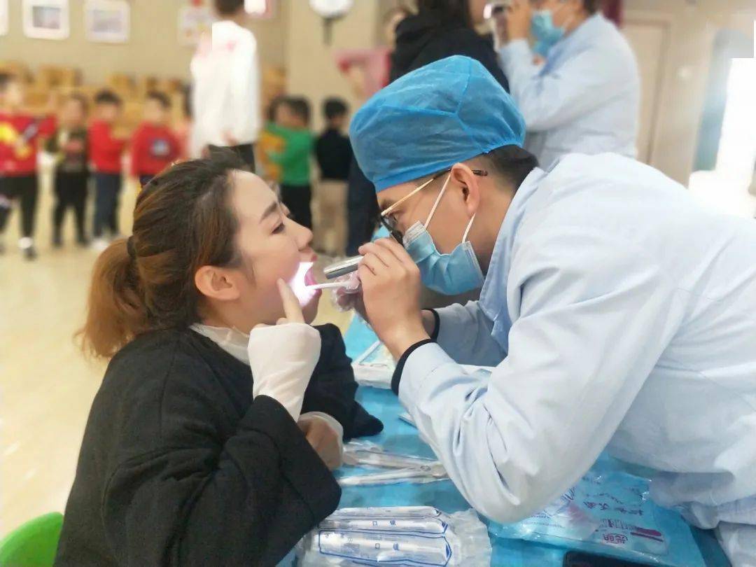 女大学生口腔溃疡反复治不好,医生一句话让她破防:艾滋阳性