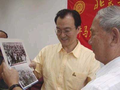 当年“小平您好”4字横幅：横幅用的是床单，笔用的是抹布