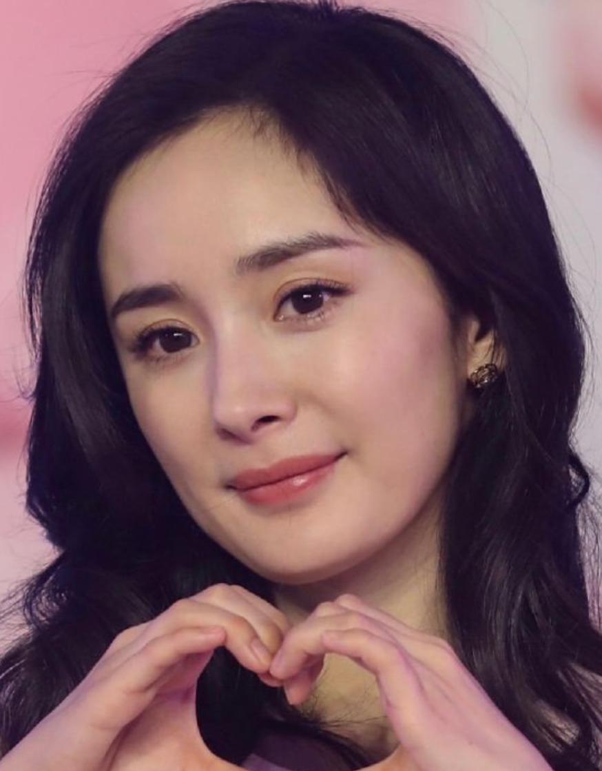 明星眼部状态，杨幂三眼皮，热巴细纹多，果然生图才是“照妖镜”