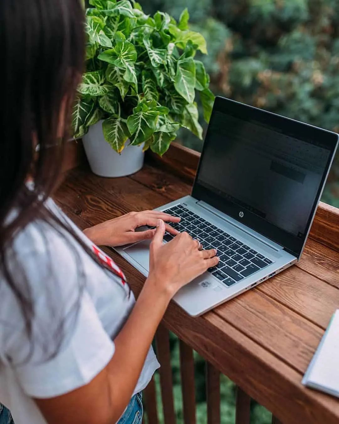 家里阳台怎么像露营感觉,阳台既能晾衣服也能当临时卧室