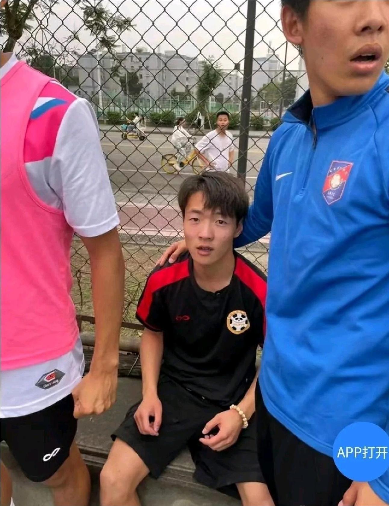 校霸挑衅体育生被群殴,湖北高校冲突事件后续打人男子