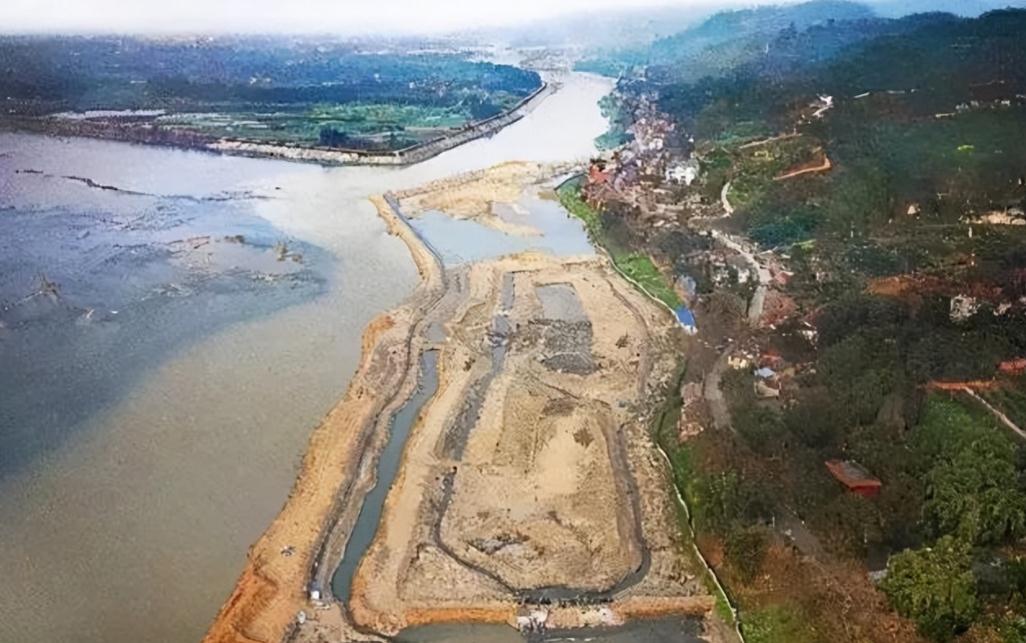 男子在江中捡到金锭,村民河边捡到金子价值3亿