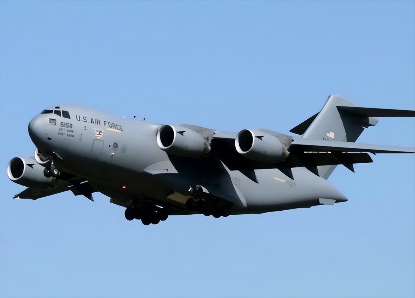 中菲南海舰船对峙情况,美两架军机出现在中国南海海域