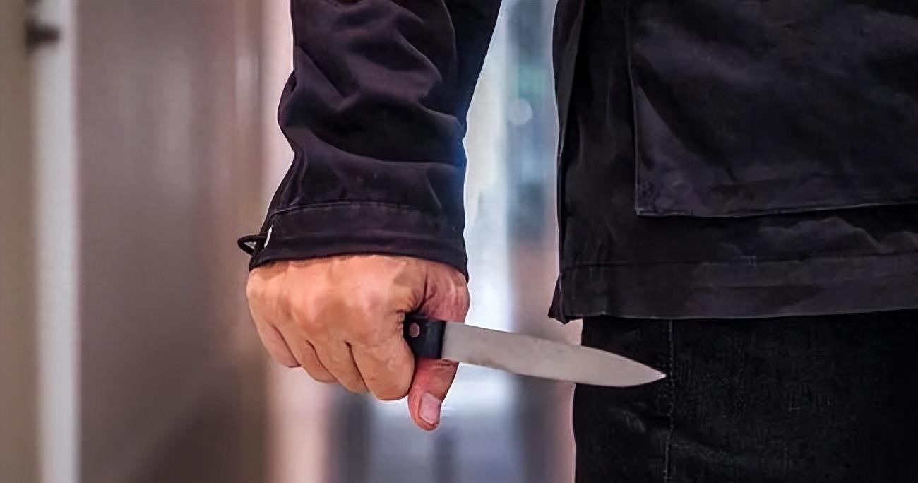 暖心男同学保护女同学,勇敢的男生