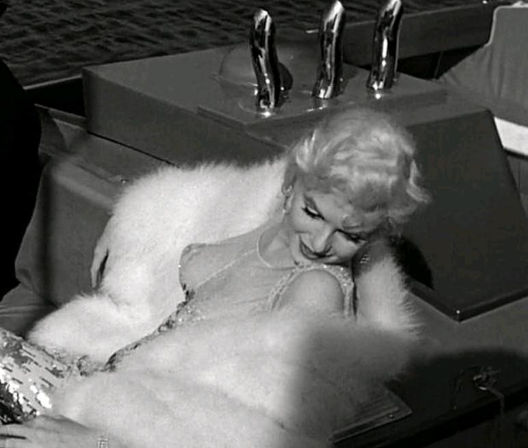 肯尼迪生日宴上梦露穿着,玛丽莲梦露在肯尼迪生日宴会上