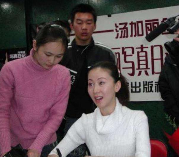 演员汤加丽：当人体模特，和丈夫离婚，被父母嫌弃，今45岁还单身