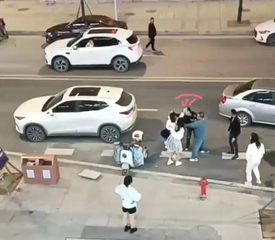 男子踹飞女孩应该怎么判,男子踹飞女孩原视频