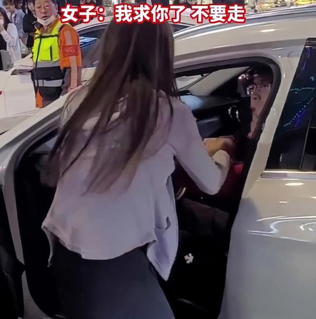 情侣当街闹分手男生不放手,情侣街头闹分手