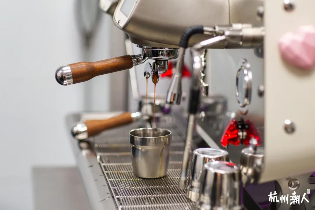 杭州「社区咖啡」大佬，打工人的续命水上新了