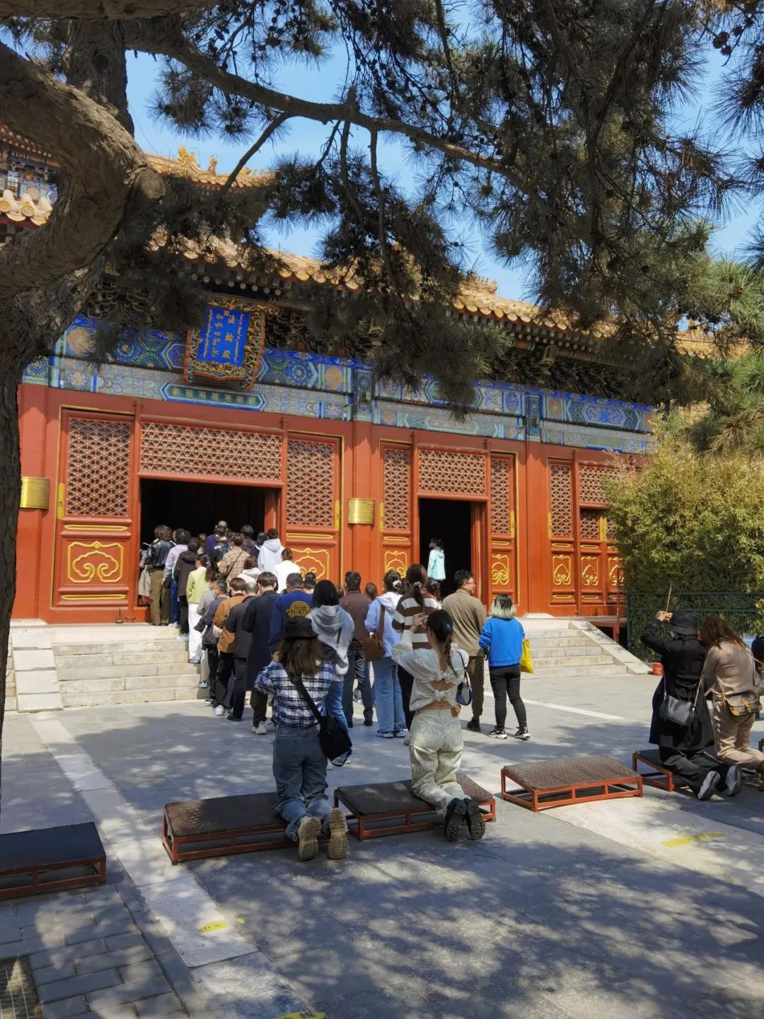 抢不到手串的年轻人,躲在寺庙喝咖啡