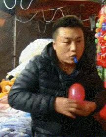 搞笑gif谁这么有才把车开上房顶了,搞笑gif段子这车开出去也太拉风了