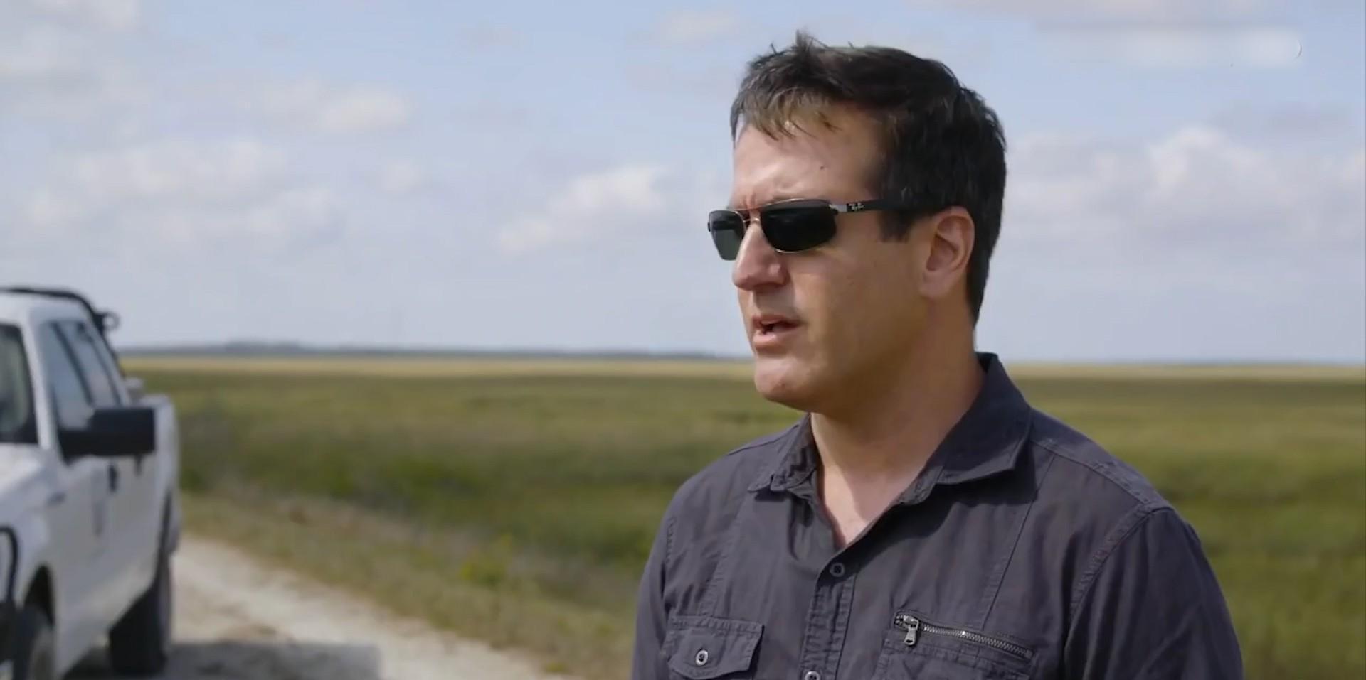 美洲豹捕杀鳄鱼为什么咬背部脖子,美洲豹捕杀鳄鱼压住鳄鱼