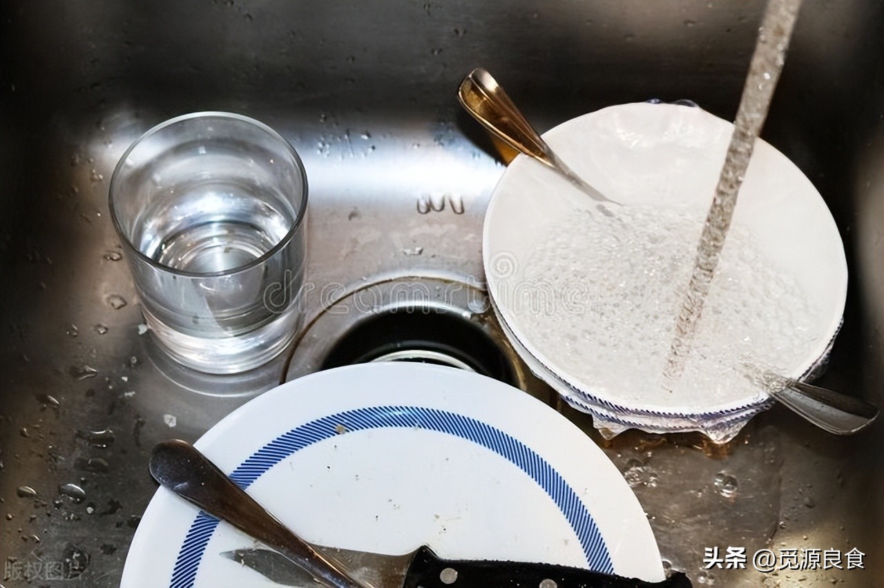 这样洗碗等于在培养细菌,这5种洗碗方式等于“吃毒”