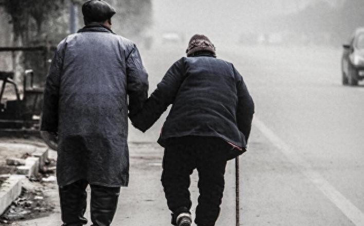 我国法律对老年人犯罪的处罚标准,老人年龄超过多少岁可以不用判刑