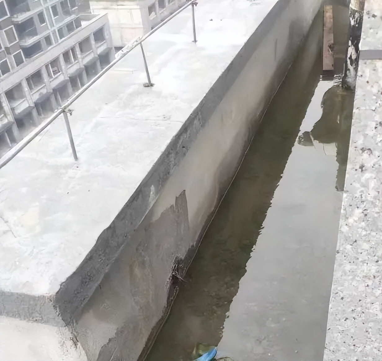 楼下漏水楼顶漏水,顶楼住户漏水该一栋楼业主承担吗