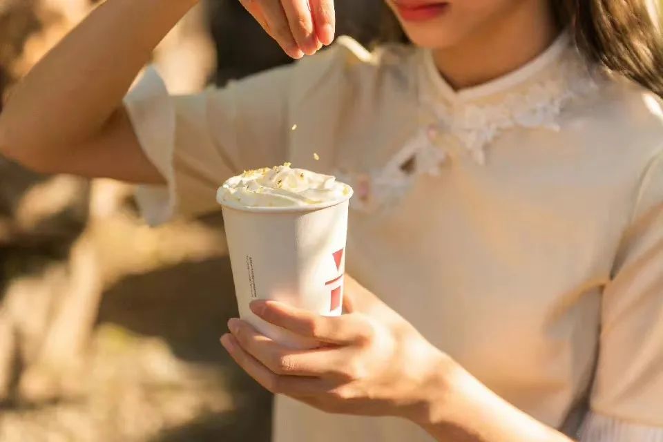 瑞幸生酪拿铁当天卖出131万杯,瑞幸咖啡大展红兔生酪拿铁